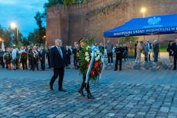 umk_2900.jpg-Wawel, UMK, solidarność, krzyż katyński, składanie, kwiatów