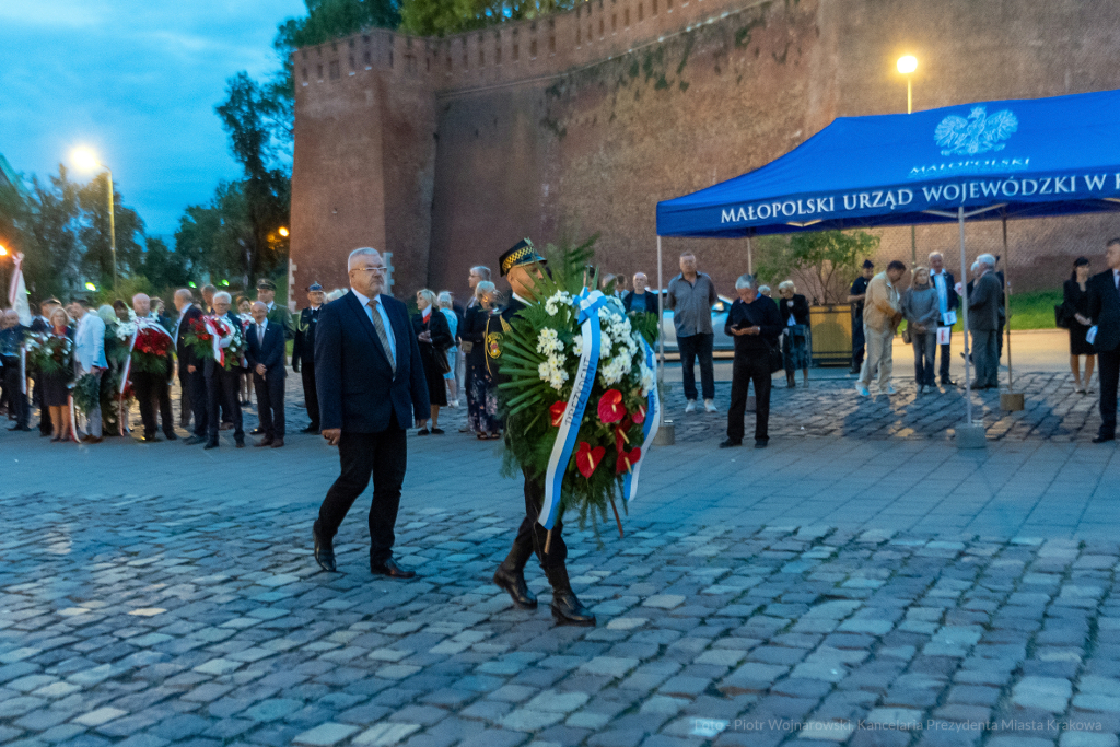 umk_2900.jpg-Wawel, UMK, solidarność, krzyż katyński, składanie, kwiatów  Autor: P. Wojnarowski