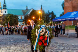 umk_2906.jpg-Wawel, UMK, solidarność, krzyż katyński, składanie, kwiatów
