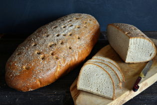  Krakowski Obwarzanek (round shaped bread), Kukiełka (a type of ceremonial bread) and Prądnicki bread – Bread with a history behind it . Photo Anna Wlezień