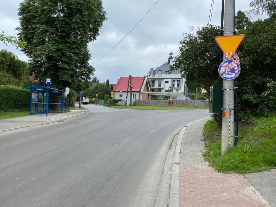 Na skrzyżowaniu ulic Leśnej, Starowolskiej i 28 lipca 1943 montowane jest rondo.
