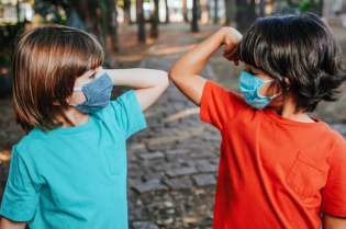Pomoc psychologiczna dla dzieci podczas pandemii. Fot. Getty Images