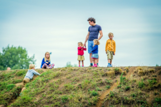 Dzieci z ojcem w parku w Leuven. Fot. Tim Salle - Leuven