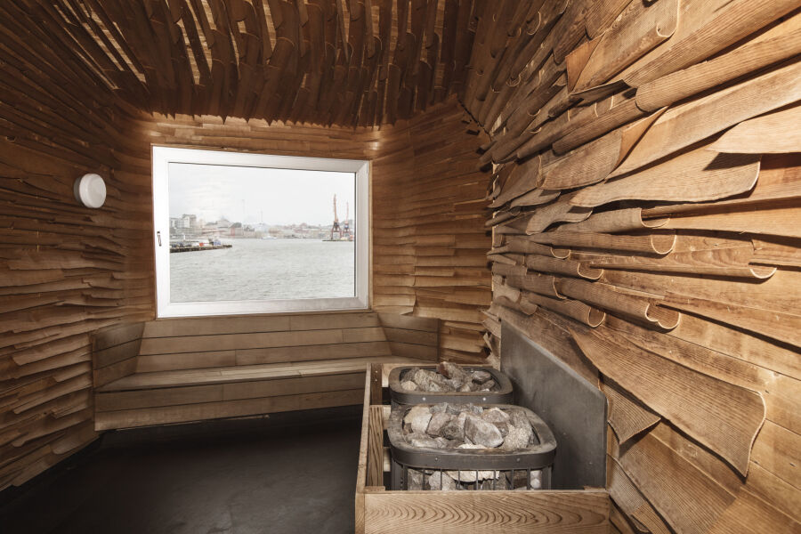 wnętrze sauny publicznej w parku Jubileumspark w Göteborgu - drewniane ozdobne ściany, przez okno widok na port 