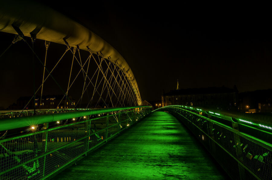 Kładka pieszo-rowerowa oo. Bernatka w Krakowie podświetlona na zielono