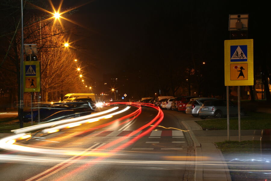 Smugi świateł nad ulica. 