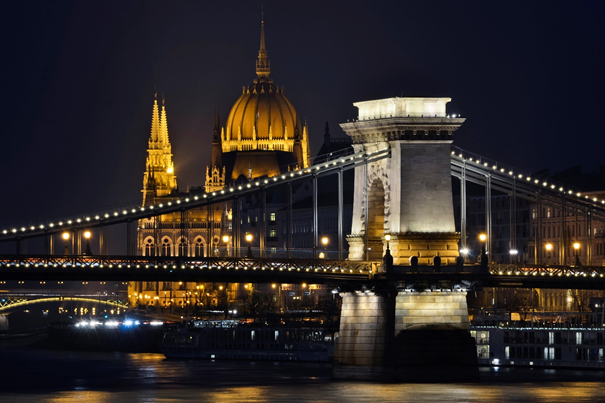 Most łańcuchowy w Budapeszcie i Parlament Węgier - obiekty podświetlone nocą