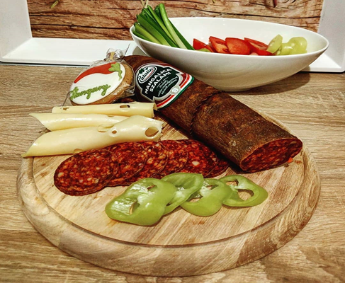 „Deska węgierska” - węgierskie przysmaki: kiełbasa, papryka, ser