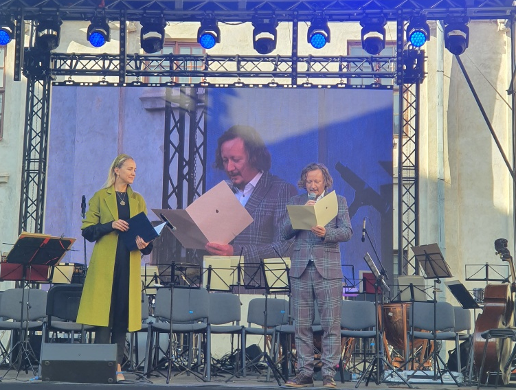 Inauguracja koncertu Brzmienia Krakowa w Wilnie. Organizator koncertu na scenie odczytuje list Prezydenta Miasta Krakowa