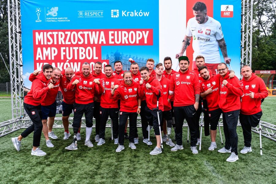 Polska drużyna w ampf utbolu na tle plakatu promującego mistrzostwa europy