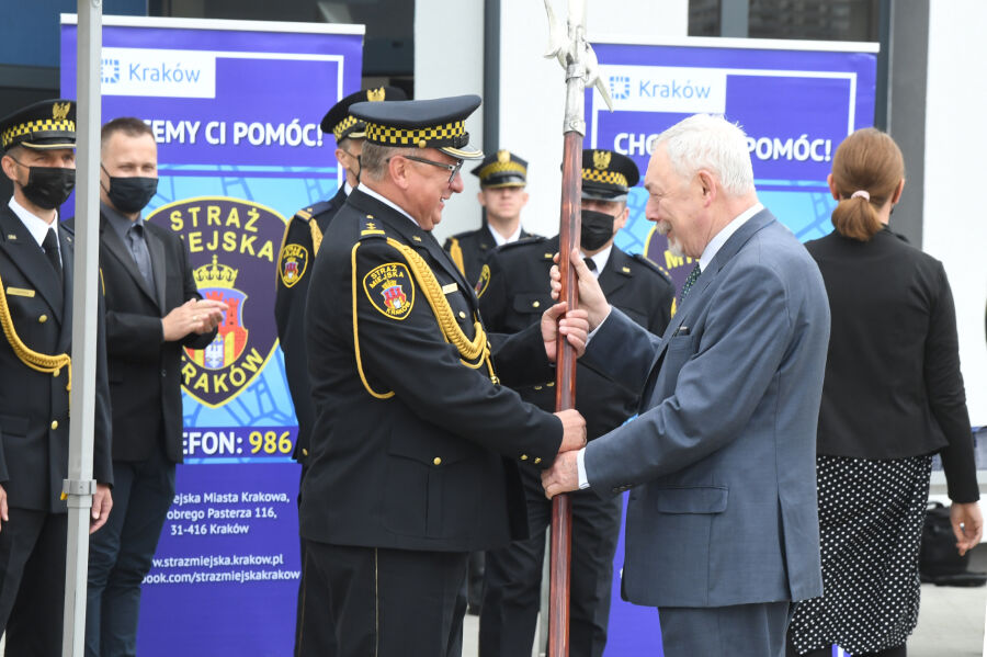 Podczas uroczystości jubileuszowych prezydent Krakowa wręczył komendantowi straży miejskiej halabardę
