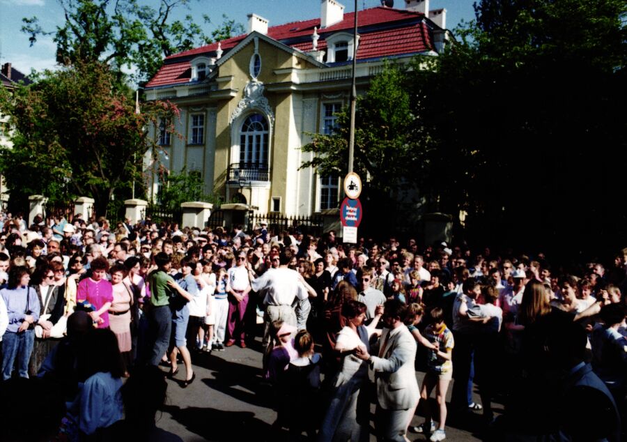 Święto ulicy Krupniczej w 1994 roku. Tłum ludzi i zabawa przed konsulatem Austrii 