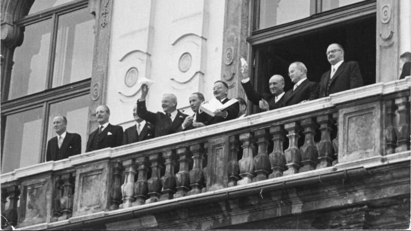 Minister spraw zagranicznych Leopold Figl na balkonie Pałacu Belvedere wraz z ministrami spraw zagranicznych czterech państw alianckich po podpisaniu Traktatu Państwowego 15 maja 1955 roku
