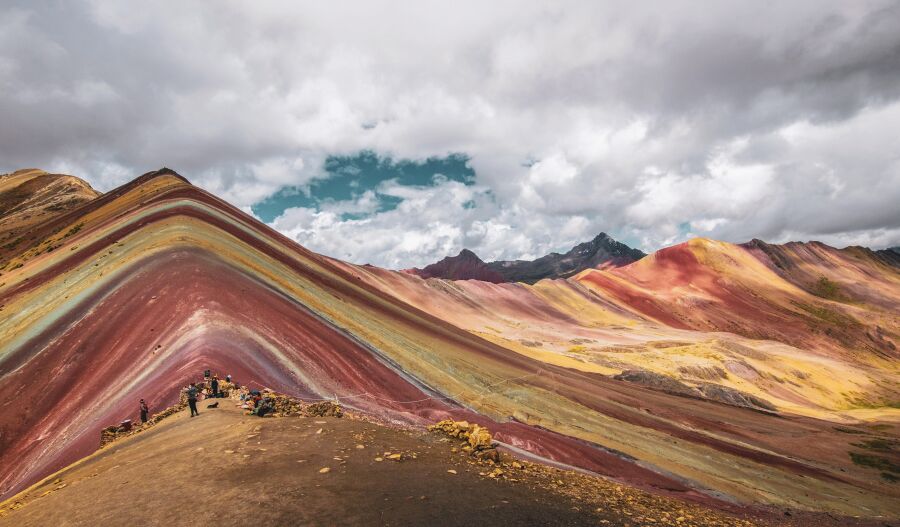 Peru Góra Tęczowa - widok na wielokolorową górę