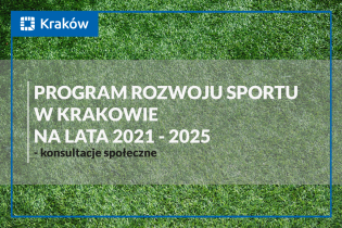 Napis konsultacje społeczne projektu Programu Rozwoju Sportu w Krakowie na lata 2021-2025. na tle zielonej trawy