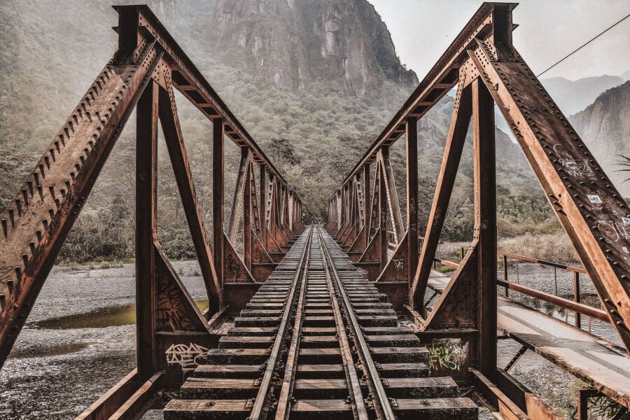 Mosty w górach Peru - zbliżenie na konstrukcję metalowego mostu nad górskim kanionem.