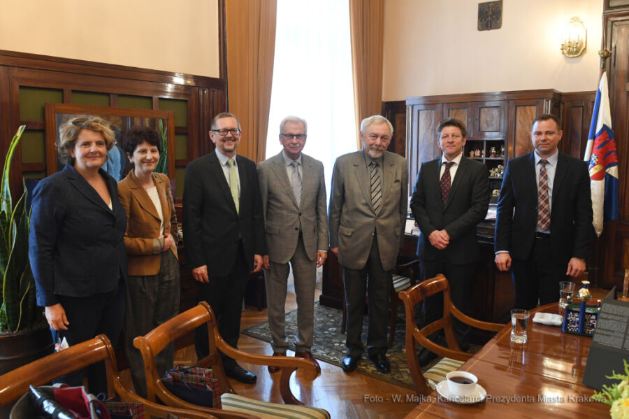 Spotkanie Jacka Majchrowskiego z szefami austriackich spółek komunalnych - zdjęcie grupowe po spotkaniu