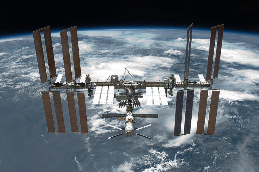 Międzynarodowa Stacja Kosmiczna ISS na tle ziemi