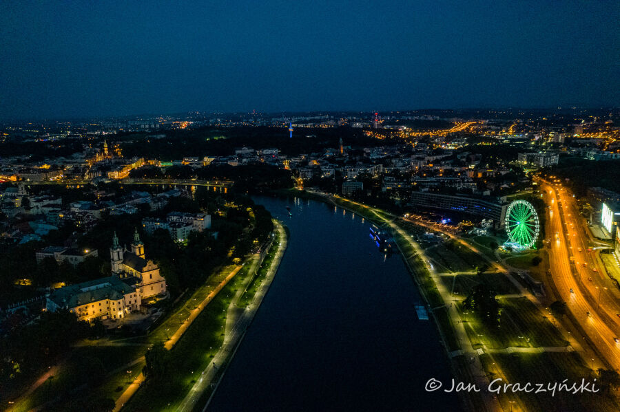 Bulwary wiślane dron, Kraków wieczorem