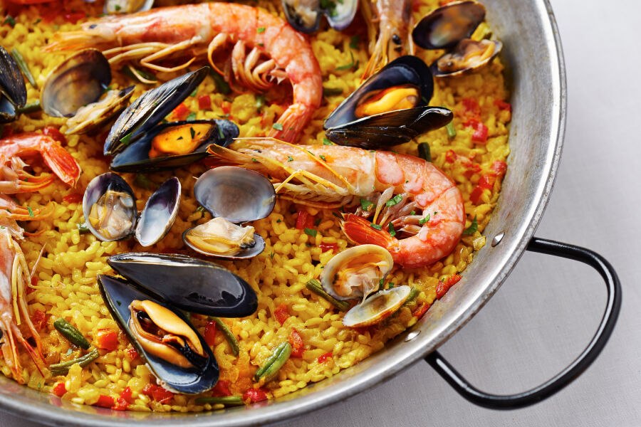 Kuchnia Hiszpanii. Naczynie z paellą z owocami morza