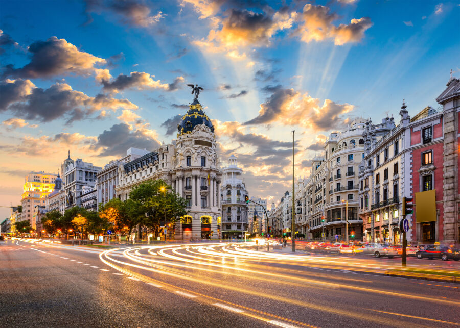 Wieczorny widok na ulicę Gran Via w Madrycie