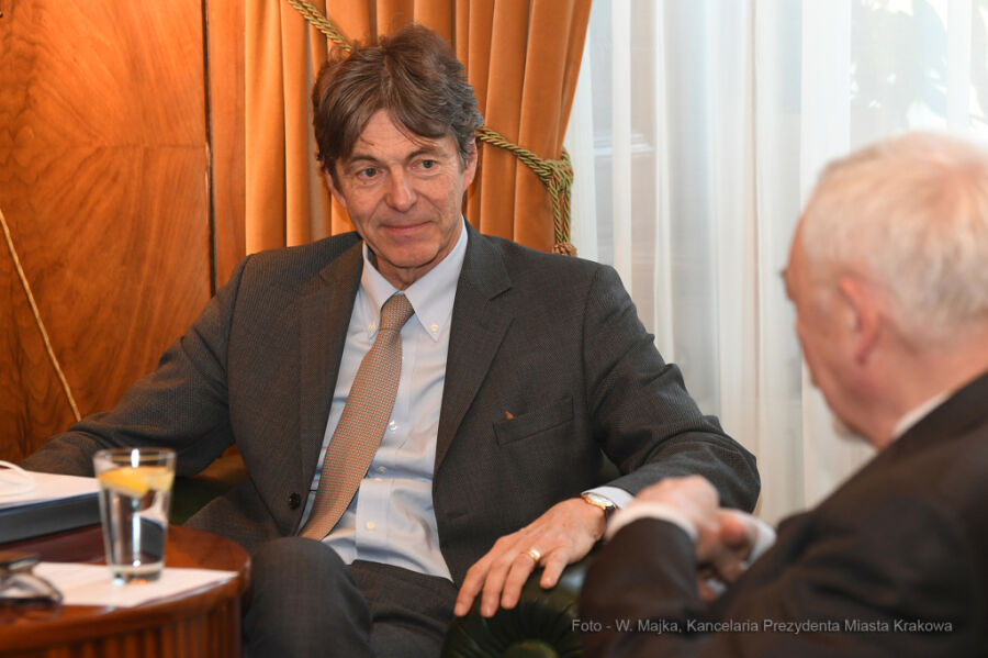 Spotkanie z Ambasadorem Republiki Federalnej Niemiec dr Arndtem Freytagiem von Loringhovenem - Ambasador rozmawia w gabinecie z Prezydentem Miasta Krakowa Jackiem Majchrowskim