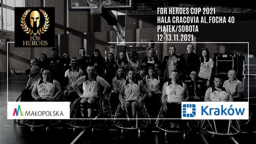 Zdjęcie przedstawia koszykarzy na wózkach oraz nazwę organizatora Fundację For Heroes oraz logotypy Gminy Miejskiej Kraków i Województwa Małopolskiego 