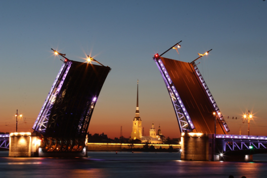 Sankt Petersburg, Birżewoj Most w trakcie podnoszenia