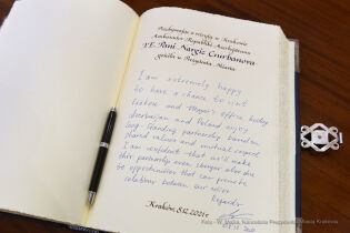 wpis Ambasador Azerbejdżanu Nargiz Gurbanovej do księgi pamiątkowej
