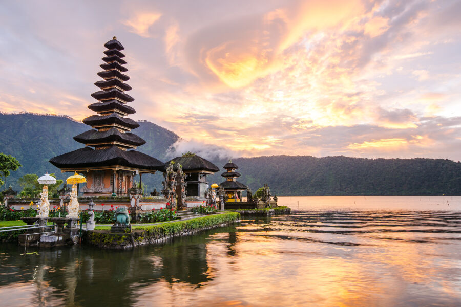 zabytkowa świątynia w Indonezji 