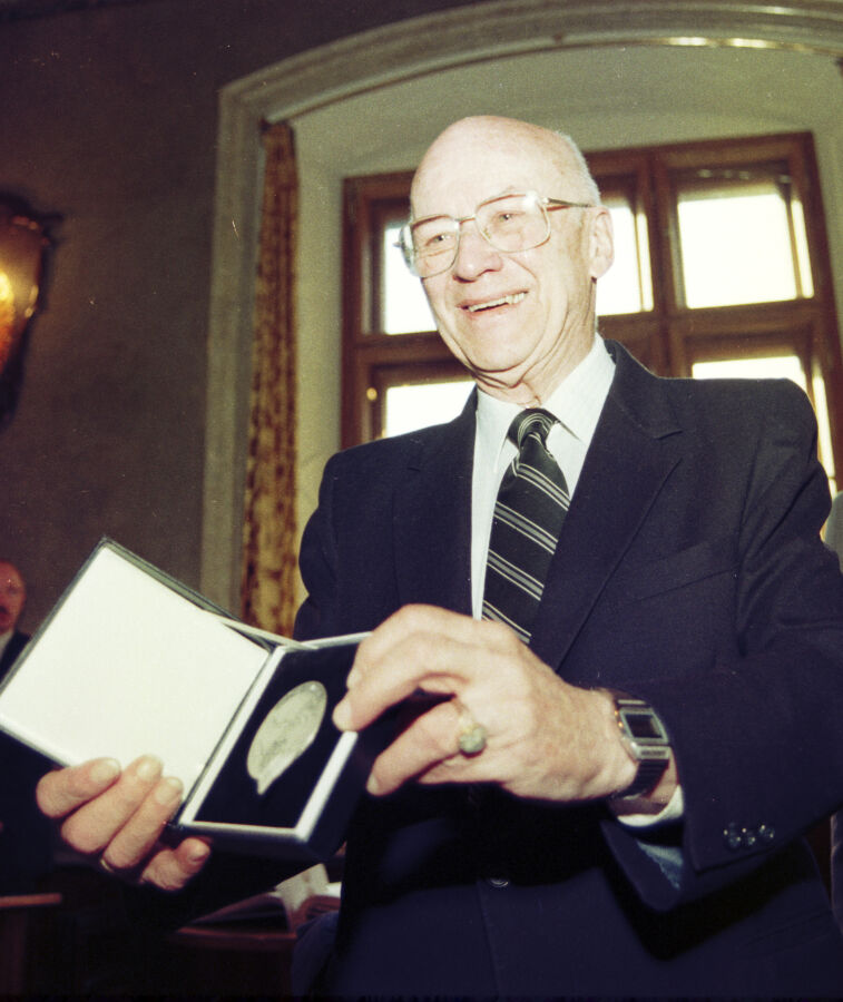 Jan Nowak-Jeziorański z medalem Cracoviae Merenti
