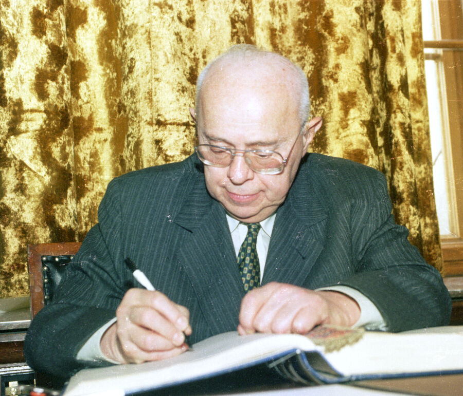 Stanisław Lem wpisujący się do Księgi Pamiatkowej w Krakowie