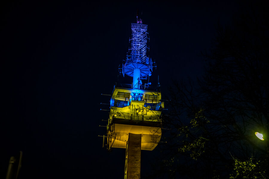 Wieża telewizyjna firmy Emitel podświetlona w barwach Ukrainy