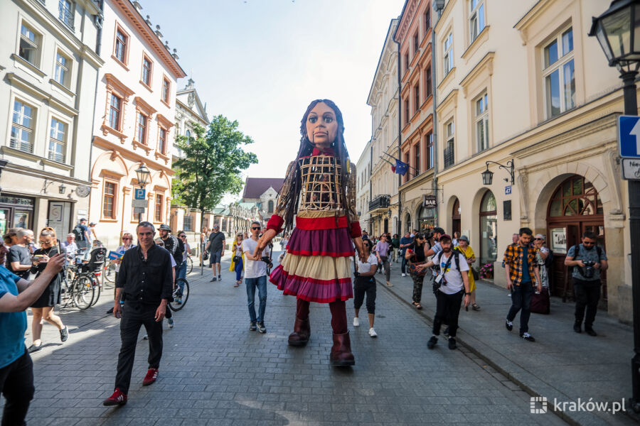 Marionetka Małej Amal (Little Amal) na ulicy Grodzkiej 
