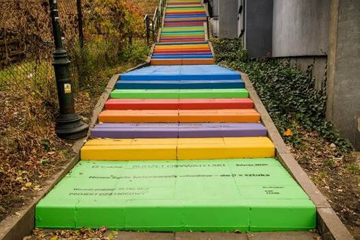 Kolorowe schody na ulicy Tatrzańskiej