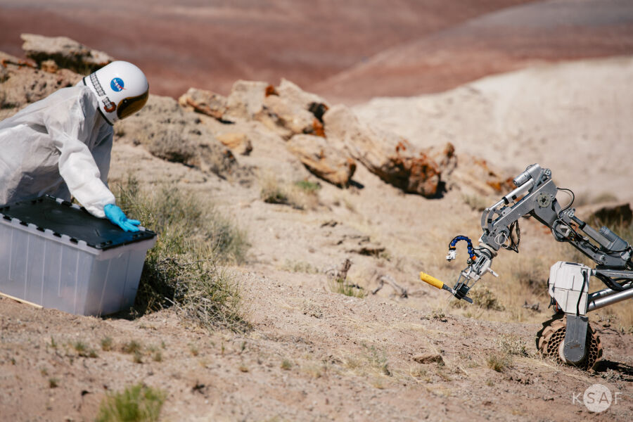 Jedno z zadań łazika na pustyni w Utah polegało na wykonaniu symulowanej misji, w której pojazd asystuje astronautom przy pracy.