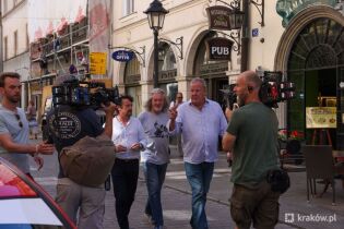 słynni trzej dziennikarze brytyjskiego programu telewizyjnego The Grand Tour z wizytą w Krakowie na ulicy Floriańskiej 