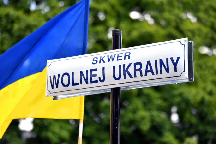 Skwer Wolnej Ukrainy. Tabliczka z nazwą i Flaga Ukrainy w tle 