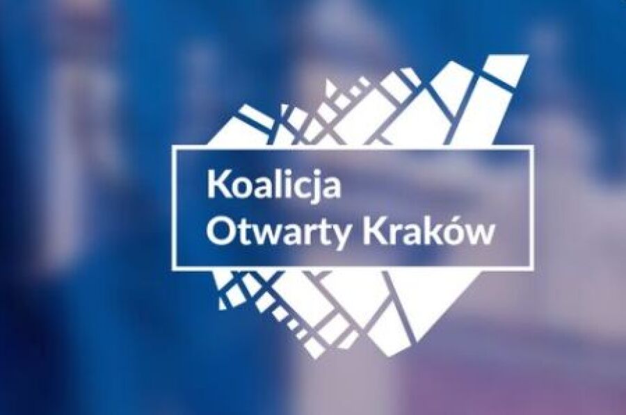 Logo Koalicji Otwarty Kraków widoczne na żółto niebieskim tle