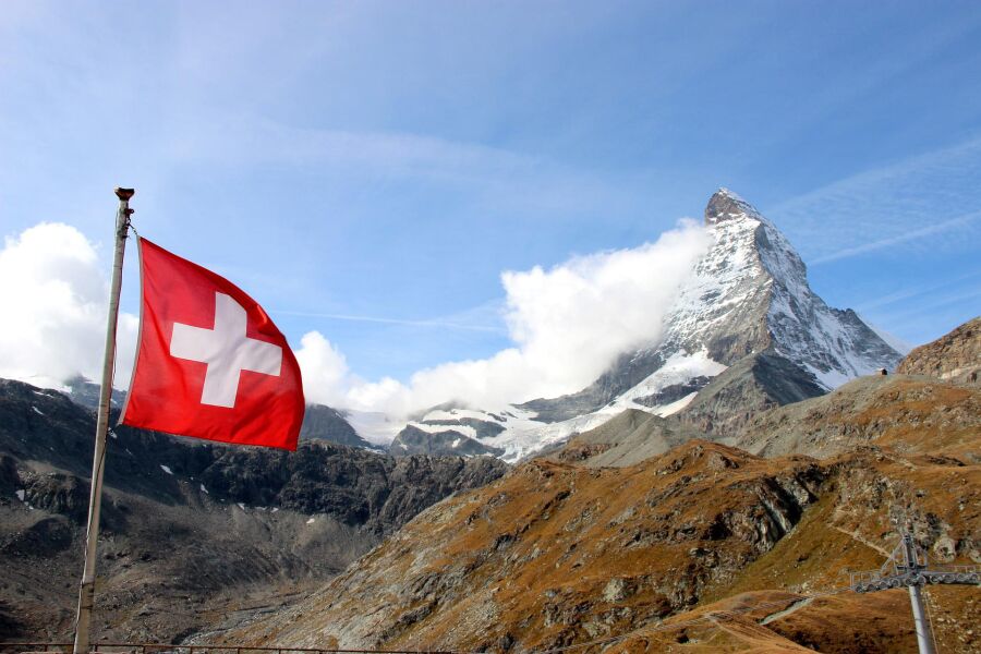 Flaga Szwajcarii na tle Alp