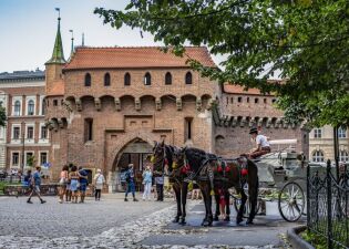 Mury miejskie i Barbakan – umocnienia, które broniły Krakowa. Fot. E. Marchewka