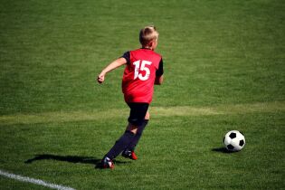 piłka nożna piłkarz sport dzieci. Fot. pixabay.com
