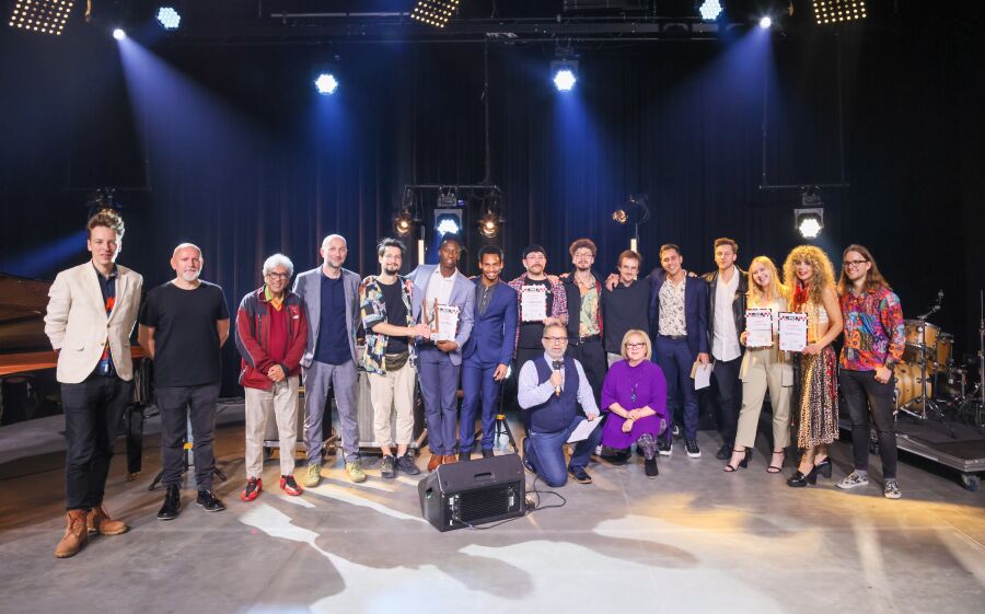 Laureaci, jurorzy i organizatorzy Konkursu Jazz Juniors 2022 