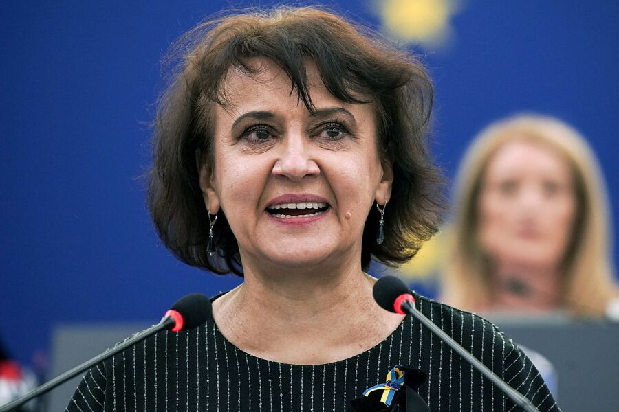 Oksana Zabużko przemawiająca w Parlamencie Europejskim w 2022 roku