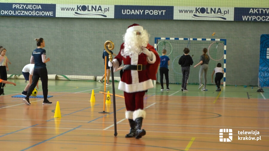 Święty Mikołaj gościem specjalnym treningu dla dzieci i młodzieży, czyli „Mikołajki na sportowo”