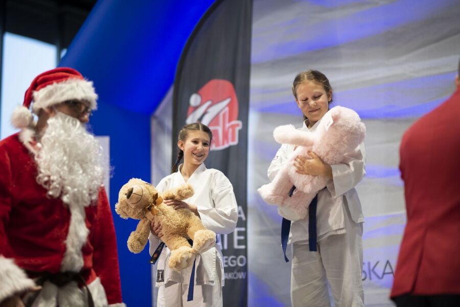 Zdjęcie przedstawiam młodych zawodników karate stojących obok świętego Mikołaja