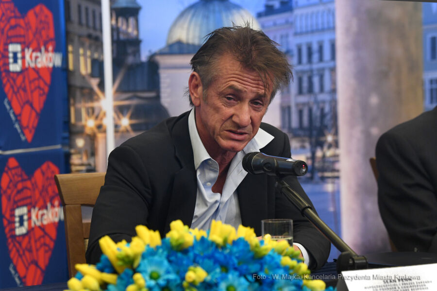 Sean Penn podczas konferencji prasowej w krakowskim magistracie  