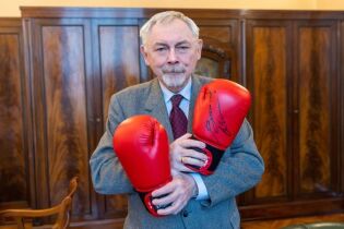 Vitali Klitchko's gloves for charity. Photo Bogusław Świerzowski