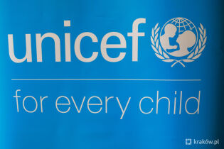 zdjęcie  baneru UNICEF. Fot. Bogusław Świerzowski - Urząd Miasta Krakowa