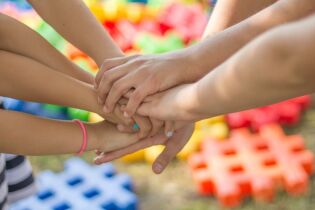       ręce, dzieci, młodzież, współpraca. Fot. pixabay.com